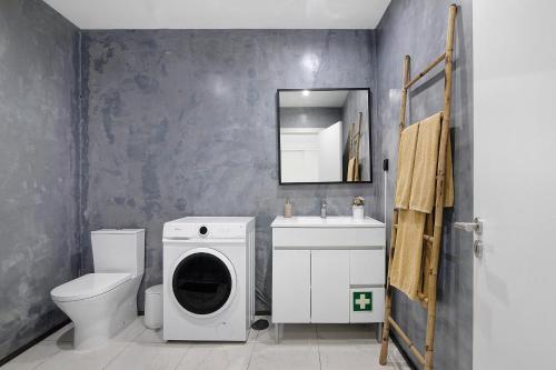 a bathroom with a washing machine and a sink at Mi Casa Es Su Casa Nº2 in Albufeira