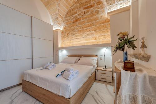 a bedroom with a bed with towels on it at Rosy Maison in Squinzano