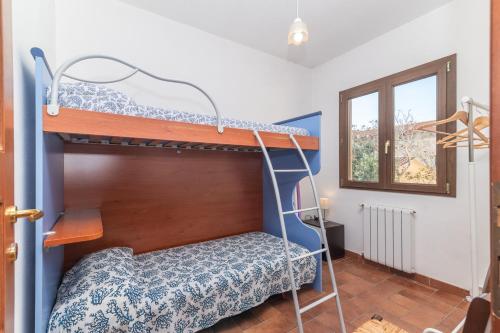 a room with two bunk beds and a window at Le Giare in La Maddalena