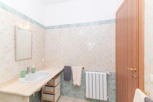 a bathroom with a sink and a mirror at Le Giare in La Maddalena