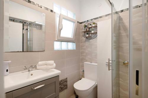 a bathroom with a toilet and a sink and a shower at Piso Leon y Castillo in Arrecife