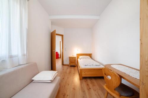 a room with two beds and a window at Fröhlichhof Wohnung Pergola in Lagundo