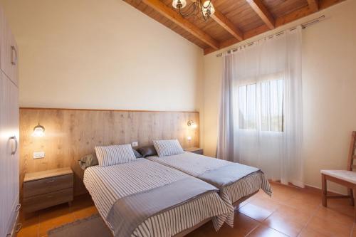 a bedroom with a bed and a window at Casa Quemahierro 2 in Icod de los Vinos