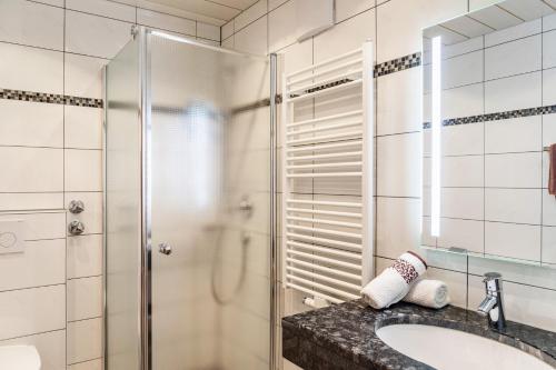 a bathroom with a shower and a sink at Alpenblick Tilly - Fewo Eibsee 1 in Krün