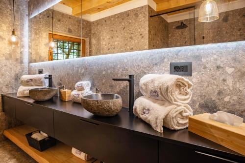 a bathroom with two sinks and towels on a counter at Maso Rapunzel in Peio