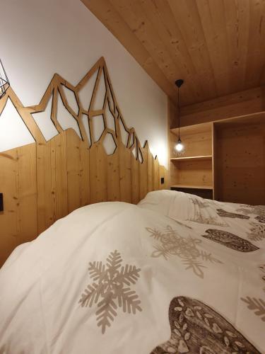 a bedroom with a bed with a snowflake on it at L'échappée Belle - Chatel in Châtel