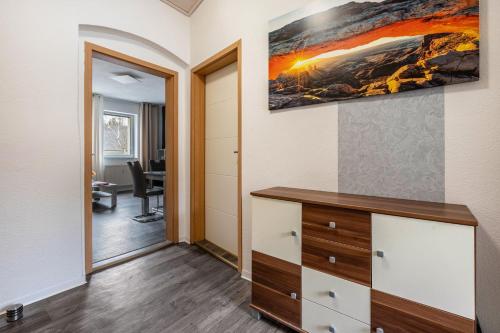a room with a dresser and a painting on the wall at Ferienwohnung Deluxe in Radeberg