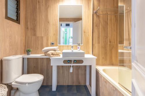 a bathroom with a sink and a toilet and a tub at Salines in L'Estartit