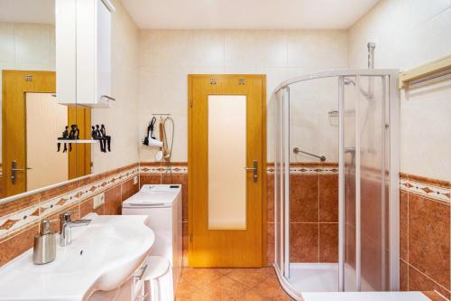 a bathroom with a sink and a shower at Zum weißen Roß in Hausen