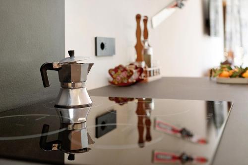a kitchen counter with a mixer on a counter top at Ma Chérie-Lumière in Pila