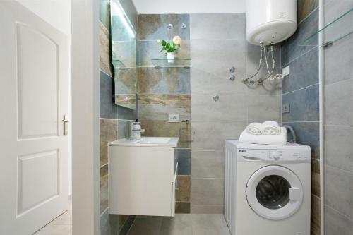 a bathroom with a washing machine and a washer at La Octava Isla in Puertito de Güímar