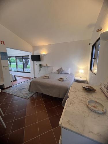 a bedroom with a bed and a table in a room at Casa Dade in Tavira