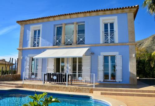 Villa with panoramic sea views