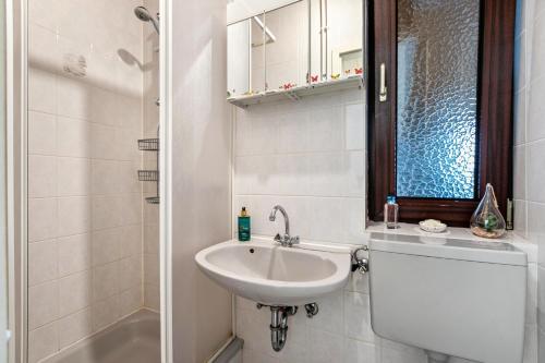 a white bathroom with a sink and a shower at Ferienwohnung 'ole Bäckerei' in Delve