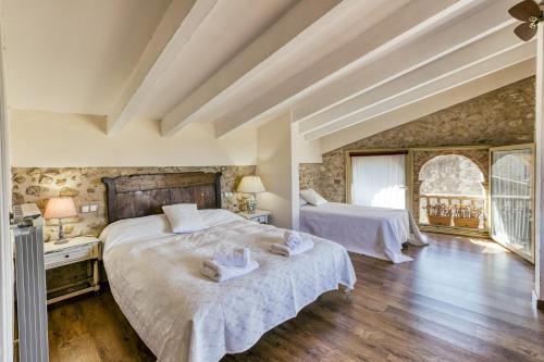 a bedroom with two beds with towels on them at Grans Paisatges in Orriols