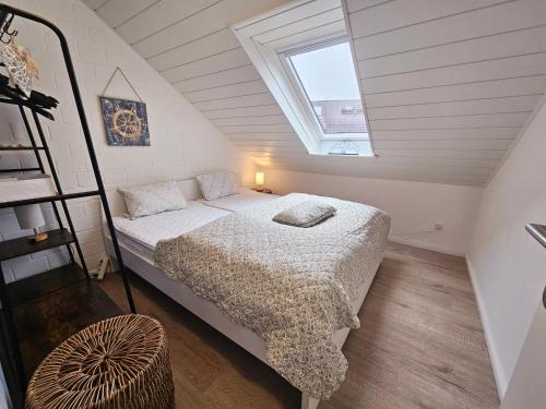 a small bedroom with a bed in a attic at Büsummchen in Büsum