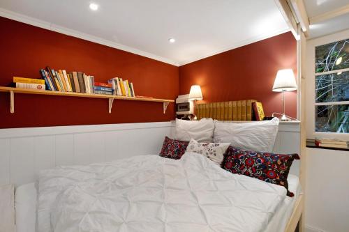 a bedroom with a white bed with pillows on it at Ruhige Auszeit im Taunus, Idstein in Idstein