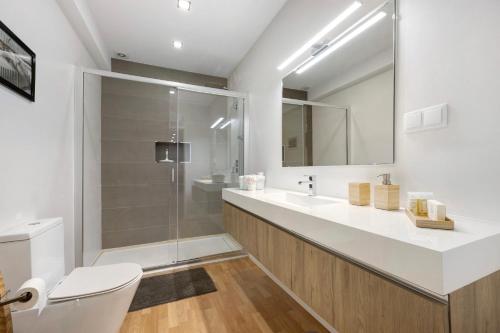 a bathroom with a toilet and a sink and a shower at Casa Vista Rio in Ferragudo