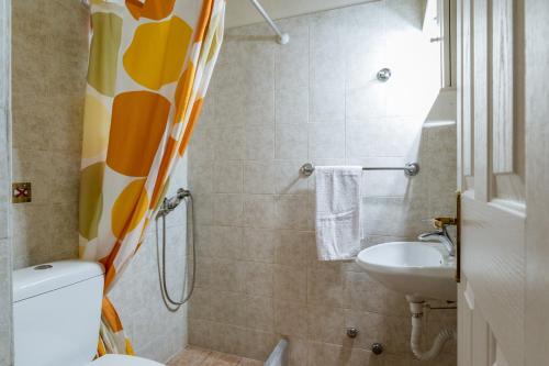 a small bathroom with a toilet and a sink at En Tino 4 in Tinos