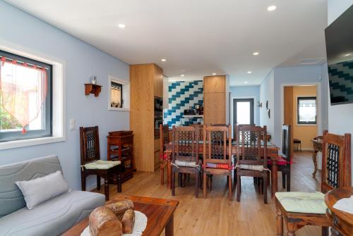 a living room with a couch and a table and chairs at Porto Nova Vivenda em Lever in Lever
