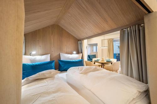 a bedroom with two beds in a room at Avia Living Elisabeth in Brunico