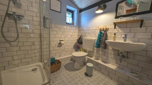 a bathroom with a sink and a toilet and a shower at Kleines Quickborn in Quickborn