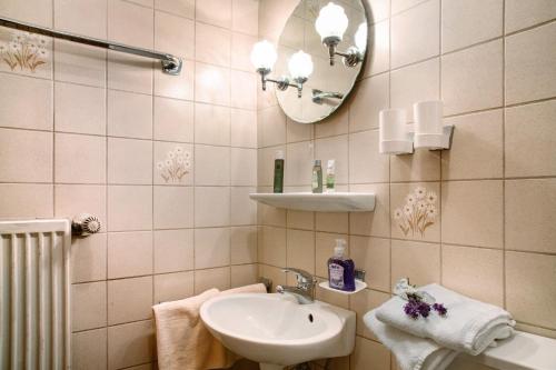 a bathroom with a sink and a mirror at Ferienwohnungen Landhaus Strell in Bad Griesbach