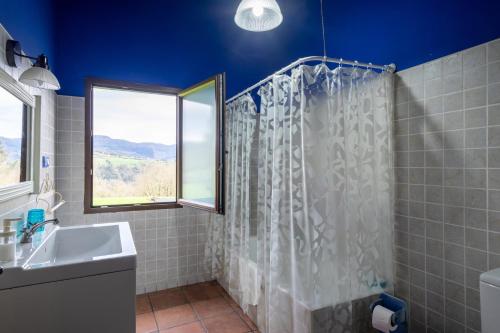 ein Badezimmer mit Dusche und Waschbecken in der Unterkunft Amama in Karrantza