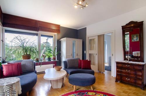 a living room with two blue chairs and a table at Ferienwohnung Refugium Schönenberg in Sigmaringen