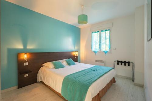 un dormitorio con una cama grande y una ventana en Ile Madame, en Saint-Simon-de-Bordes
