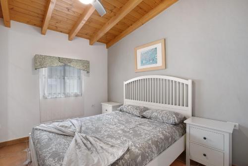 a bedroom with a white bed and a window at Finca Keyfer in Vilaflor