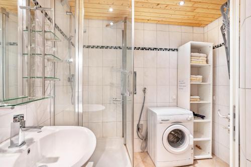 a bathroom with a sink and a washing machine at Gästehaus Gross in Neustadt an der Weinstraße