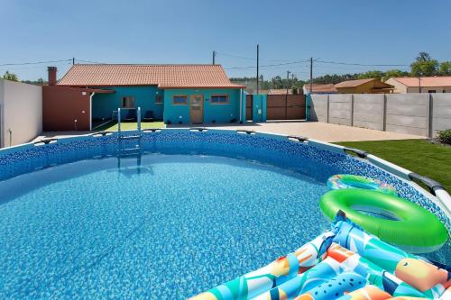 a large swimming pool with a inflatable at Casa do Canudo in Marinha Grande