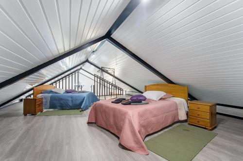 a room with two beds in a attic at Casa do Canudo in Marinha Grande