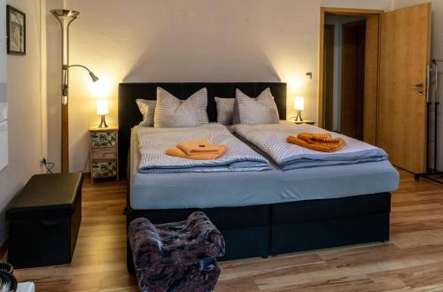 a bedroom with a large bed with two towels on it at Moderne Ferienwohnung in der Stadt in Forst