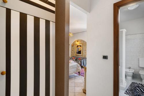 a bathroom with a black and white striped wall at Locanda Casa Bardacchino in Mango
