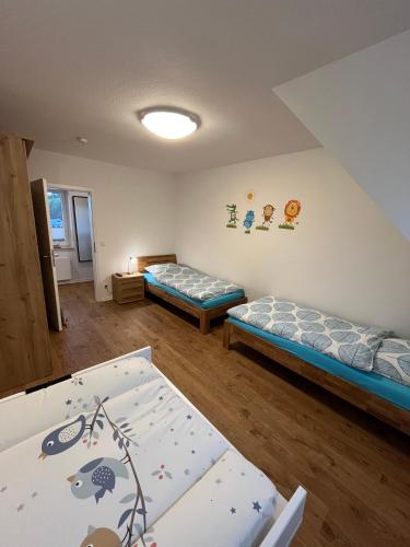 ein Zimmer mit zwei Betten und einem Tisch in der Unterkunft Seeterrasse in Versmold