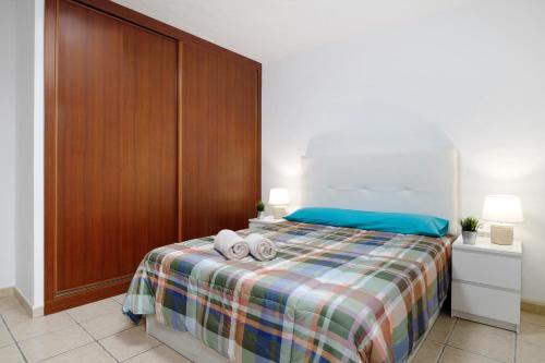 a bedroom with a bed with two towels on it at Finca El Refugio in Teguise