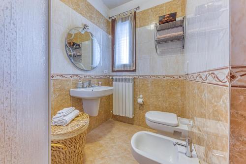 a bathroom with a sink and a toilet at Casa Castro Vista Grotta in Castro di Lecce