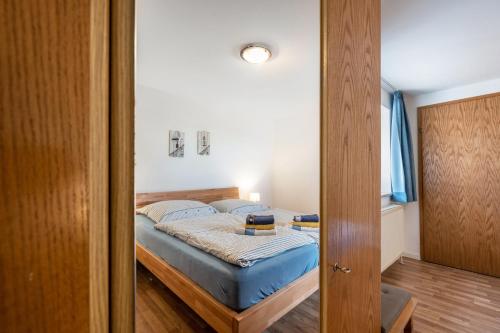 a small bedroom with a bed in a room at Fewo Nissen Dagebüll in Dagebüll
