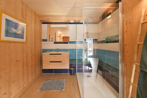 a bathroom with a shower and a sink at Appartement dans le Chalet l'Albert in Manigod