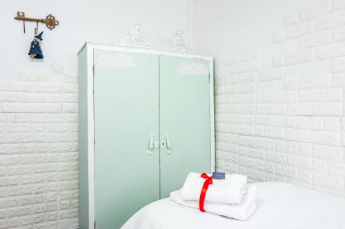 a bedroom with a blue cabinet with towels on a bed at La Plazuela I in Pereña