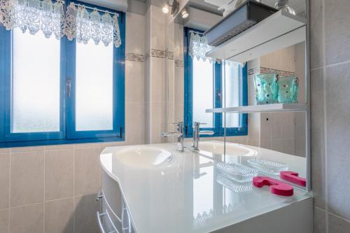トレガンにあるMaison 100m de la plageの洗面台と鏡のある白いバスルーム