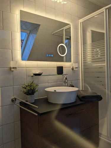 a bathroom with a sink and a mirror at Ferienwohnung Auszeit in Niebüll