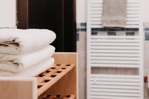 a stack of towels on a shelf in a bathroom at Skippers Inn in Baltrum