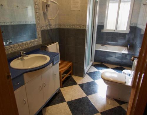 a bathroom with a sink and a tub and a toilet at Chalet Del Sol in Puerto Lumbreras