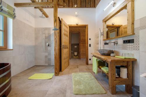 ein Badezimmer mit Waschbecken und Holztisch in der Unterkunft Bergchalet 1 in Freyung