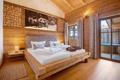 ein Schlafzimmer mit einem großen Bett in einem Holzzimmer in der Unterkunft Bergchalet 1 in Freyung