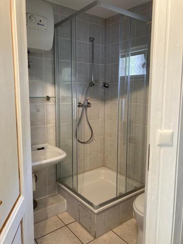 a bathroom with a shower and a sink at Bunte Ferienhaussiedlung in Rheinsberg