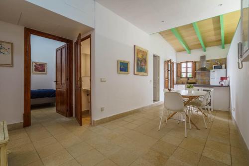 a kitchen and dining room with a table and chairs at Maca Green, Adosado Centro Campanet in Campanet